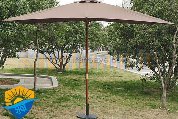 سایه بان چتری استفاده شده در باغ